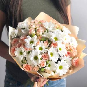 Нежный букет белая хризантема и кустовые розы